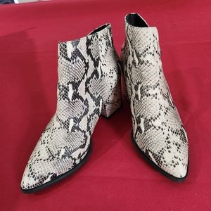 Women's size 7.5 Seychelles snakeskin print heeled booties
